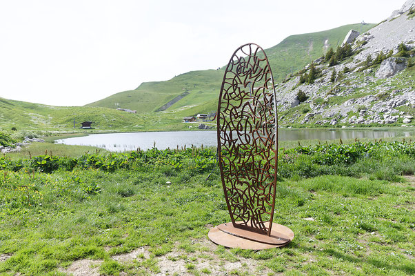 Sculpture monumentale en acier en montagne