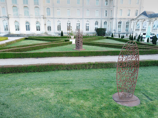 Sculpture monumentale en acier dans les jardins d'une abbaye
