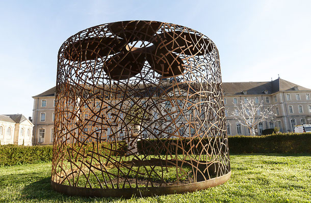 Sculpture monumentale en acier dans un parc