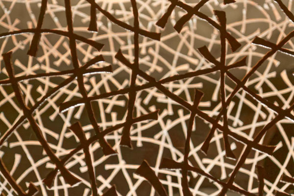 Détail d'une sculpture monumentale en acier