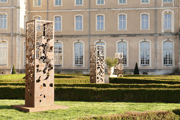 Sculptures monumentales en acier dans le parc d'une Abbaye