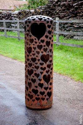 Sculpture en acier perçée représentant des coeurs