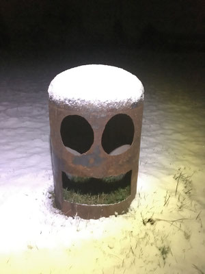 Sculpture en acier la nuit sous la neige