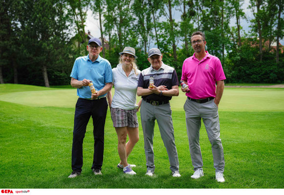 Meine Flightpartner von li. nach re.: Fritz Smoly(Generalsekretär der FICEP i.R), Doris Gwinner (Karate Welt-und Europameisterin), Peter Florian, Peter Vargo (Init.der Handball Champions League)