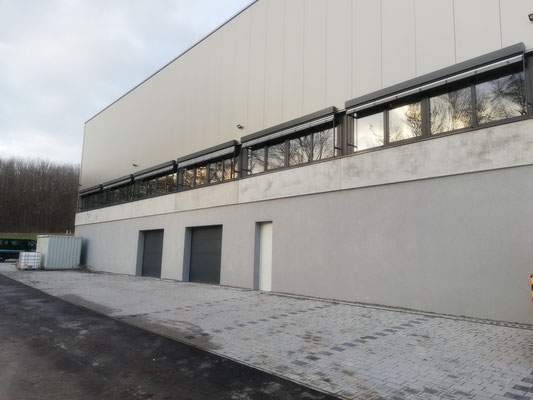 Neubau Produktionshalle in Forchtenberg, Fenster, P/R-Fassade, Fluchttüren, Raffstore, Brandschutz und Eingangselemente