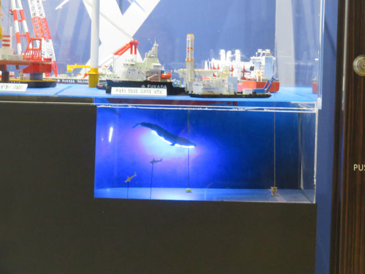 分かりにくいですが、海底掘削機が稼働中