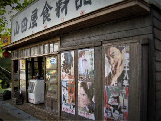 映画のポスターで雰囲気アップ。