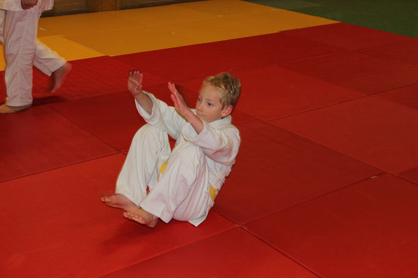 Die Fallschule ist im Judo ganz wichtig und muss in jeder Stunde geübt werden.