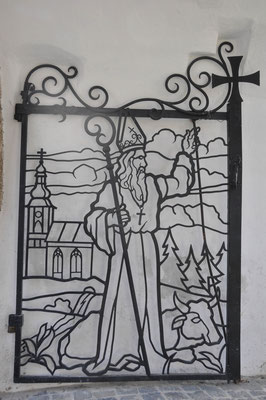 Der heilige Nikolaus geht nur im Dezember von Haus zu Haus...so wartet er im Tor und weist den Weg zum Pfarrheim und Friedhof!