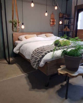 Een eiken bed dat het hoogtepunt van je collectie wordt