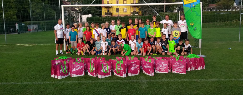 Fußballtrainingtag gesponsort durch Müllermilch mit Dixi Dörner(links)