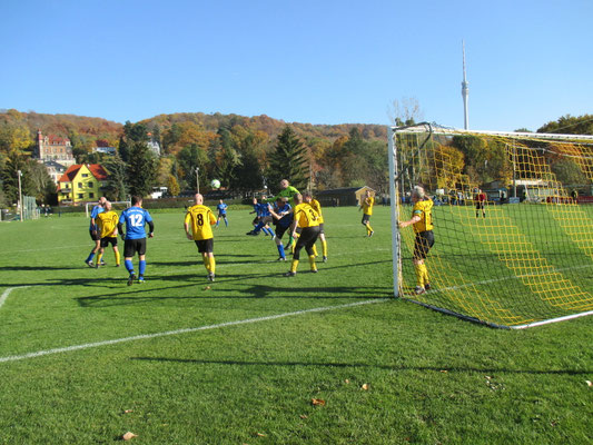 Fußball-Altherrenspiel November 2015 (ältester Spieler 63 J. hält sich am Torpfosten fest)