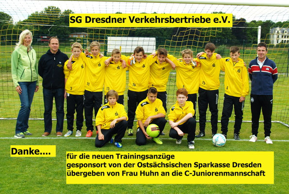 Übergabe von Trainingsanzügen im Juni 2014 an C-Junioren