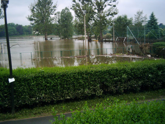 Hochwasser überschwemmt unseren Fußballplatz am 03.06.2013