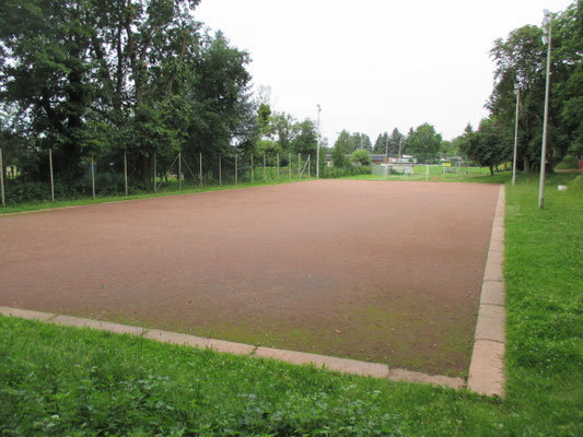 Trainingshartplatz mit Flutlichtanlage