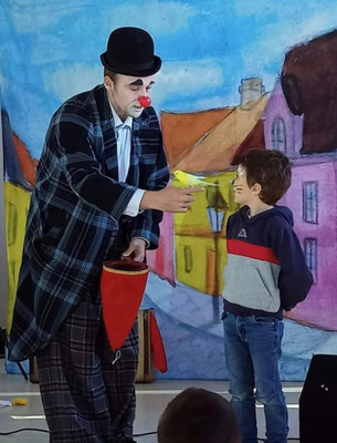 Spectaclepourenfant-spectacledeclowns-Jeunepublic-Spectaclefamilial-Spectacledemagie-Spectacledemagie-Clowns-Spectacleinteractif-Participationdupublic-SpectacledeNoël-école-ALSH-Luciolespectacleproduction