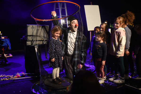 Spectaclepourenfant-spectacledeclowns-Jeunepublic-Spectaclefamilial-Spectacledemagie-Spectacledemagie-Clowns-Spectacleinteractif-Participationdupublic-SpectacledeNoël-bulles-ecole-ALSH-Luciolespectacleproduction