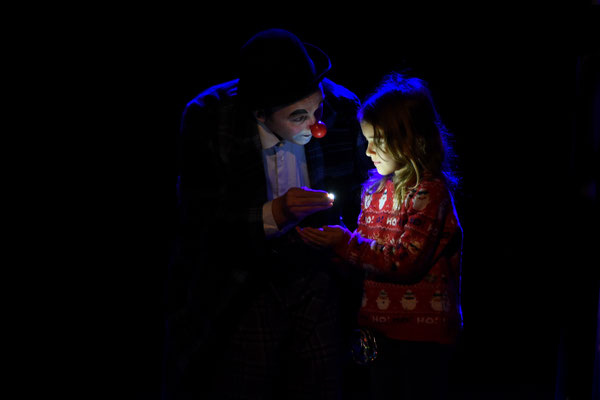 Spectaclepourenfant-spectacledeclowns-Jeunepublic-Spectaclefamilial-Spectacledemagie-Spectacledemagie-Clowns-Spectacleinteractif-Participationdupublic-SpectacledeNoël-école-ALSH-Luciolespectacleproduction