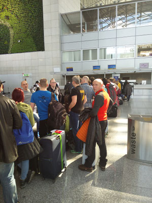 11 GeoCacher am Check in