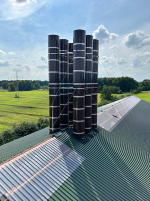 Abluftkamine eines Schweinestalls