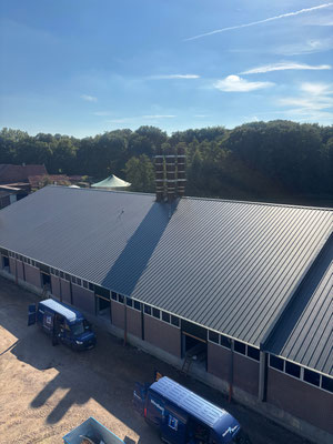 Block auf das Dach eines Kälberstalls mit Abluftkaminen