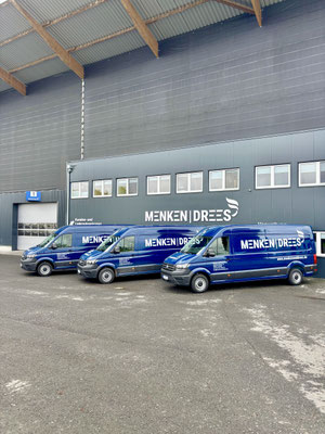3 Fahrzeuge vo MENKEN | DREES vor dem Firmengebäude