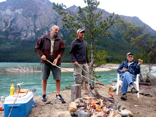 Geschichten erzählen am Lagerfeuer / fishermen telling yarns at the campfire