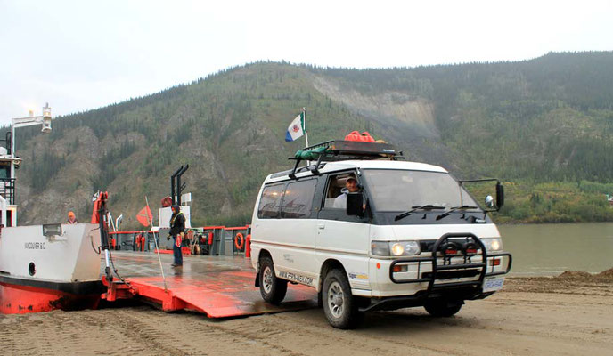 Fähre über den Yukon / ferry across Yukon to "Top of the world highway"