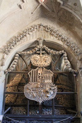 Wappen aus Menschenknochen im Beinhaus / coat of arms made of human bones,Ossuary Kutna Hora
