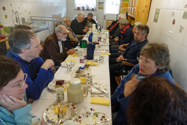 Gedankenaustausch bei Kaffee und Kuchen