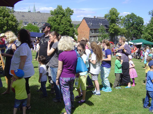 Lange Schlange am Glücksrad