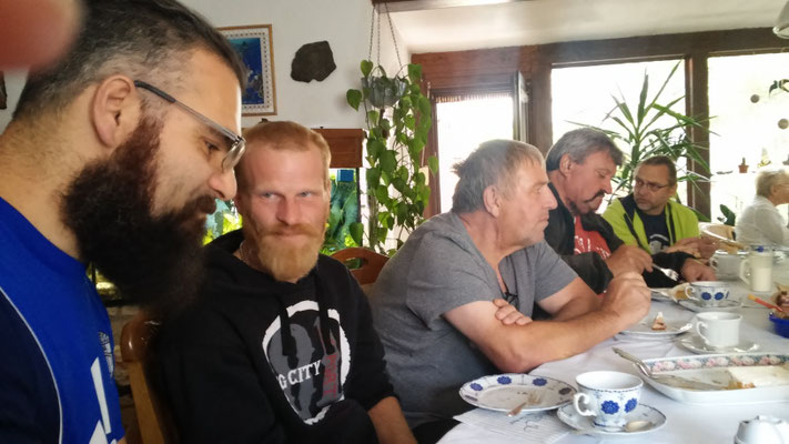Gedankenaustausch bei Kaffee und Kuchen