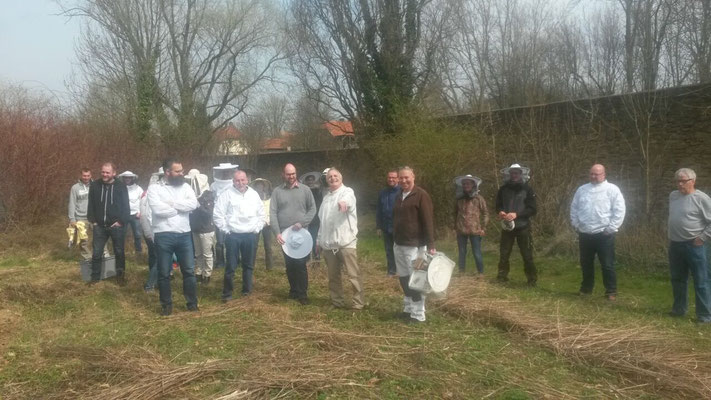 Imkerkurs auf dem Weg zu den Völkern