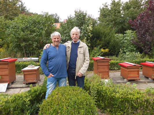 Wolfgang und Volker vor den Zander Magazinen