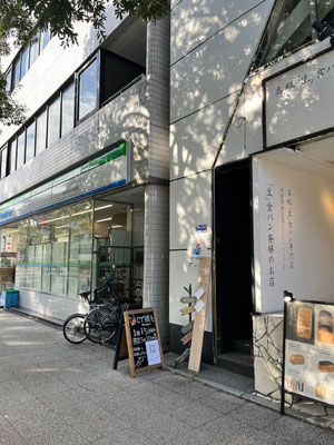 日本大通り駅方面より