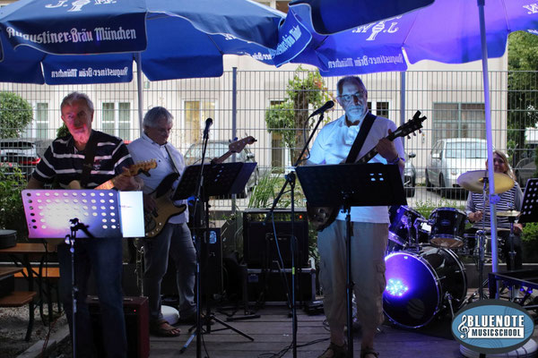 Wednesday Heroes - Biergartenkonzert - Livekonzert von "Midweek Tunes" & "Wednesday Heroes" im Klosterbiergarten Indersdorf im Juni 23.