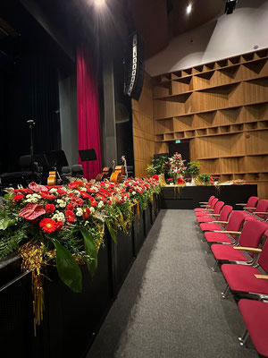 Blumendekoration für das Silvesterkonzert in der Vogtlandhalle in Greiz