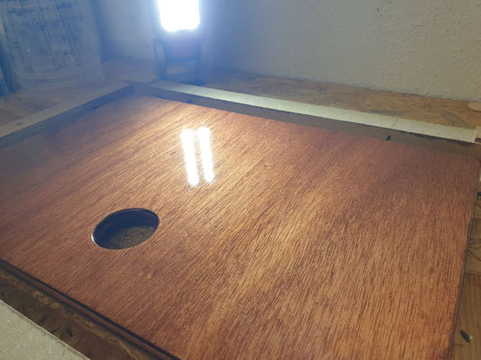 Ein wirklich klasse Ergebnis, allerdings wollen wir mit den nächsten beiden Schichten den Glanz etwas "herunterfahren" und bringen den Rubbed effect varnish / Seidenglanzlack noch auf.