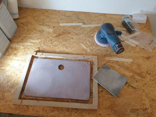 Vor dem Aufbringen der nächsten beiden Schichten schleifen wir erst mit der Maschine, dann nochmal mit einem Schleifpad von Hand (220er) nach, bis eine gleichmäßige milchige Oberfläche entsteht