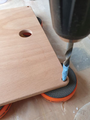 Obwohl Magnete an Bord den Kompass stören können, haben wir uns entschieden kleine Neodym-Magnete als Verschluss der Klappen zu nutzen und haben hier die Bohrungen eingebracht (8mm), um die Magnete bündig einzulassen.