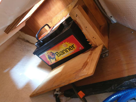 Die nachträglich eingebaute Servicebatterie kommt als erstes raus