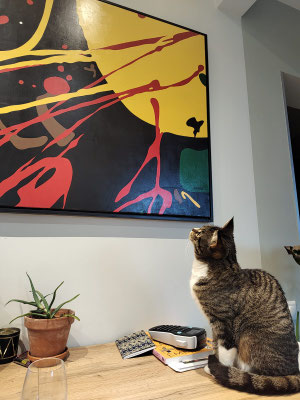 Le chat face à une des mes œuvres Collection privée Oslo.