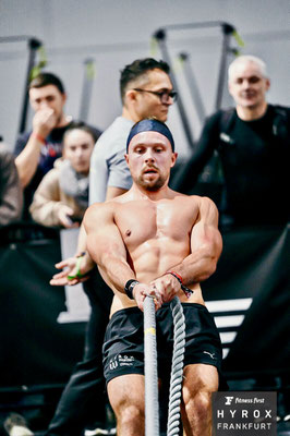 Christoph Wieloch zieht den Schlitten beim HYROX Frankfurt 2025 im Sled Pull