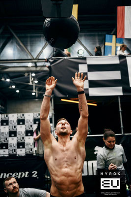 Christoph Wieloch bei den Wall Balls bei der HYROX Europameisterschaft Wien 2025, der Ball in der Luft.