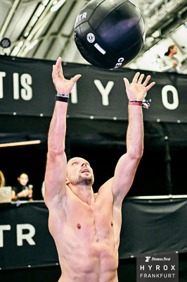 Christoph Wieloch wirft einen Wall Ball beim HYROX Frankfurt 2025 im Single Pro