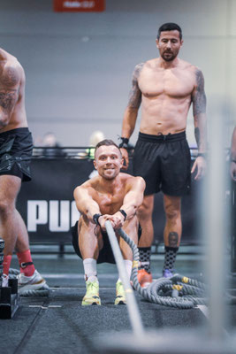 Christoph Wieloch beim Sled Pull (Seilzug) im HYROX-Race in Frankfurt.