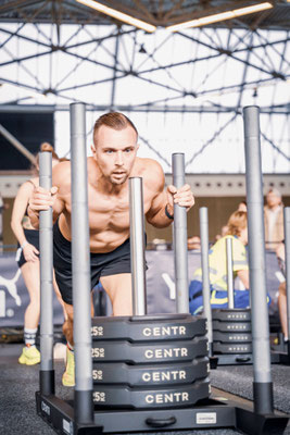 Christoph Wieloch beim Sled Push im HYROX Amsterdam 2024 Mixed Double