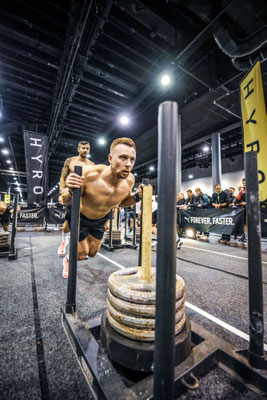 Christoph Wieloch beim Sled Push (Schlittendrücken) im HYROX Frankfurt 2023 Team-Wettkampf.
