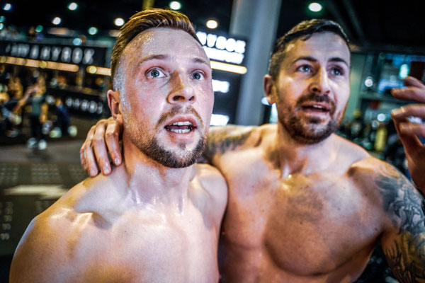 Christoph Wieloch und Dirk Berresheim nach dem HYROX Frankfurt 2023 im Zielbereich, erschöpft und erleichtert.