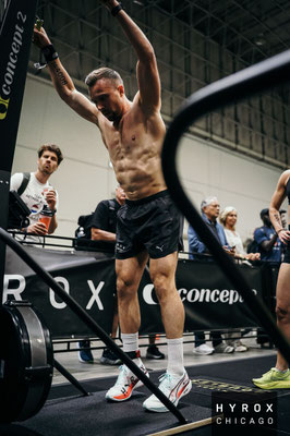 Christoph Wieloch zieht am Ski-Ergometer kräftig an den Handgriffen nach unten. Er konzentriert sich voll und ganz auf diese erste Disziplin des HYROX-Wettkampfs.
